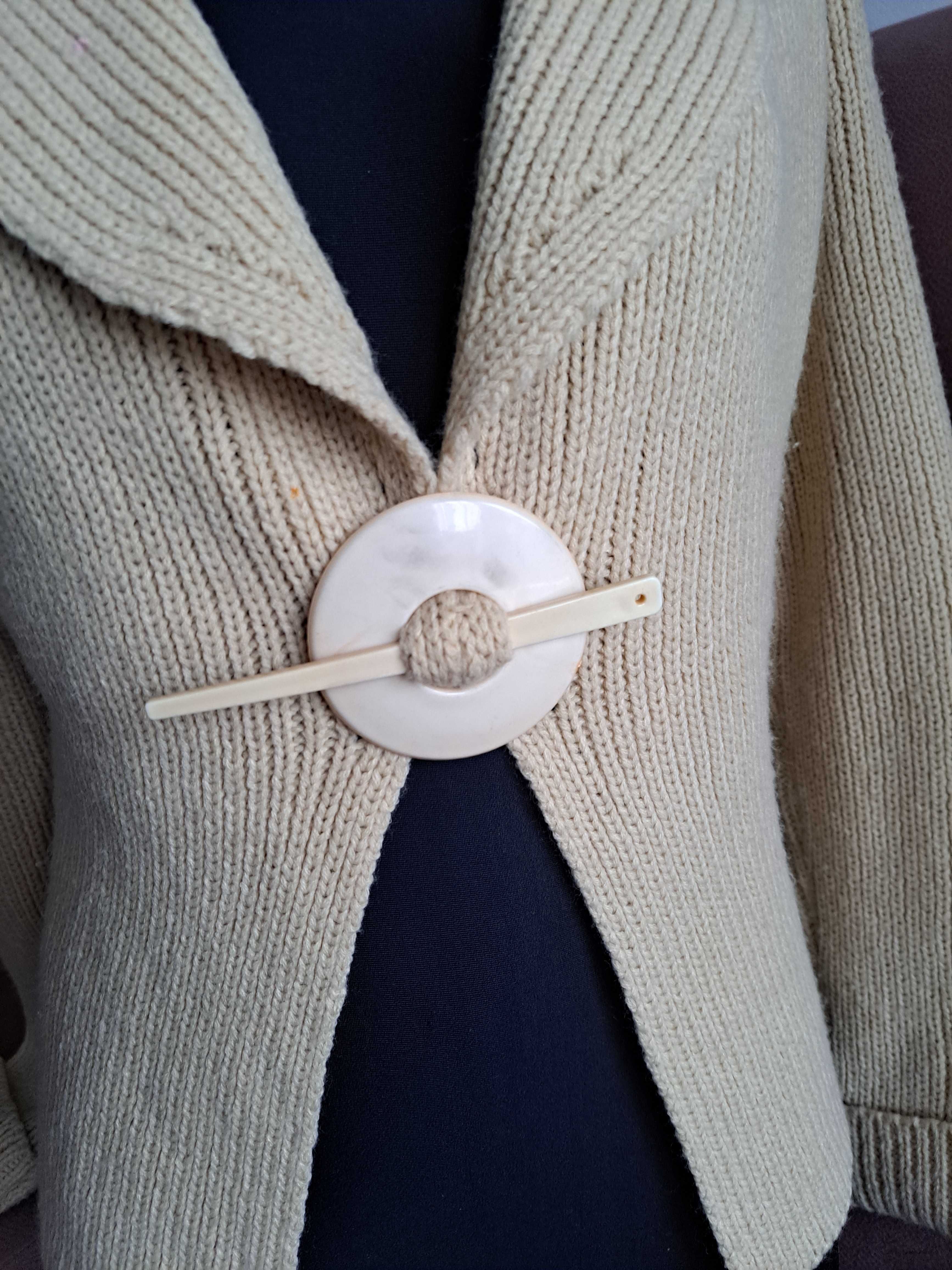 beżowy sweter z kołnierzem