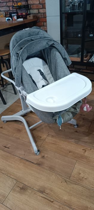 Łóżeczko jeżdżące z funkcją krzesełka do karmienia