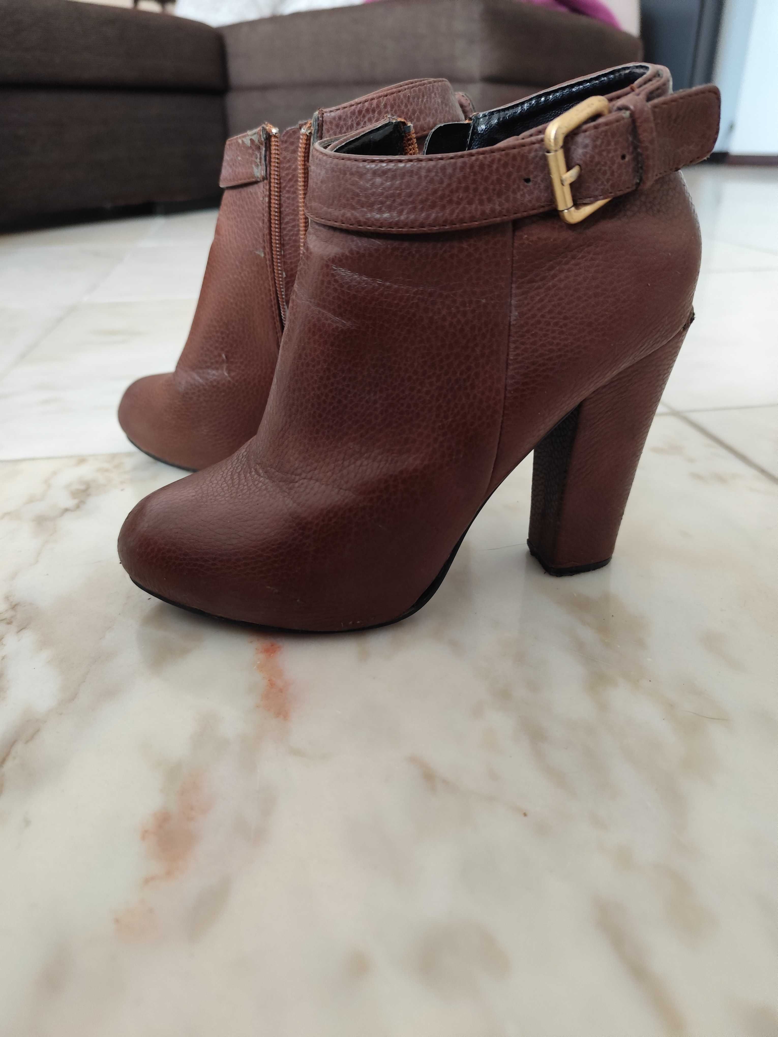 Botins castanhos de salto