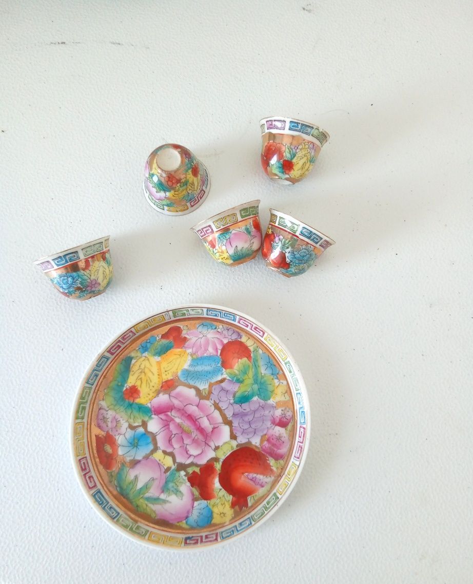 Conjunto de travessa e copos em porcelana chinesa