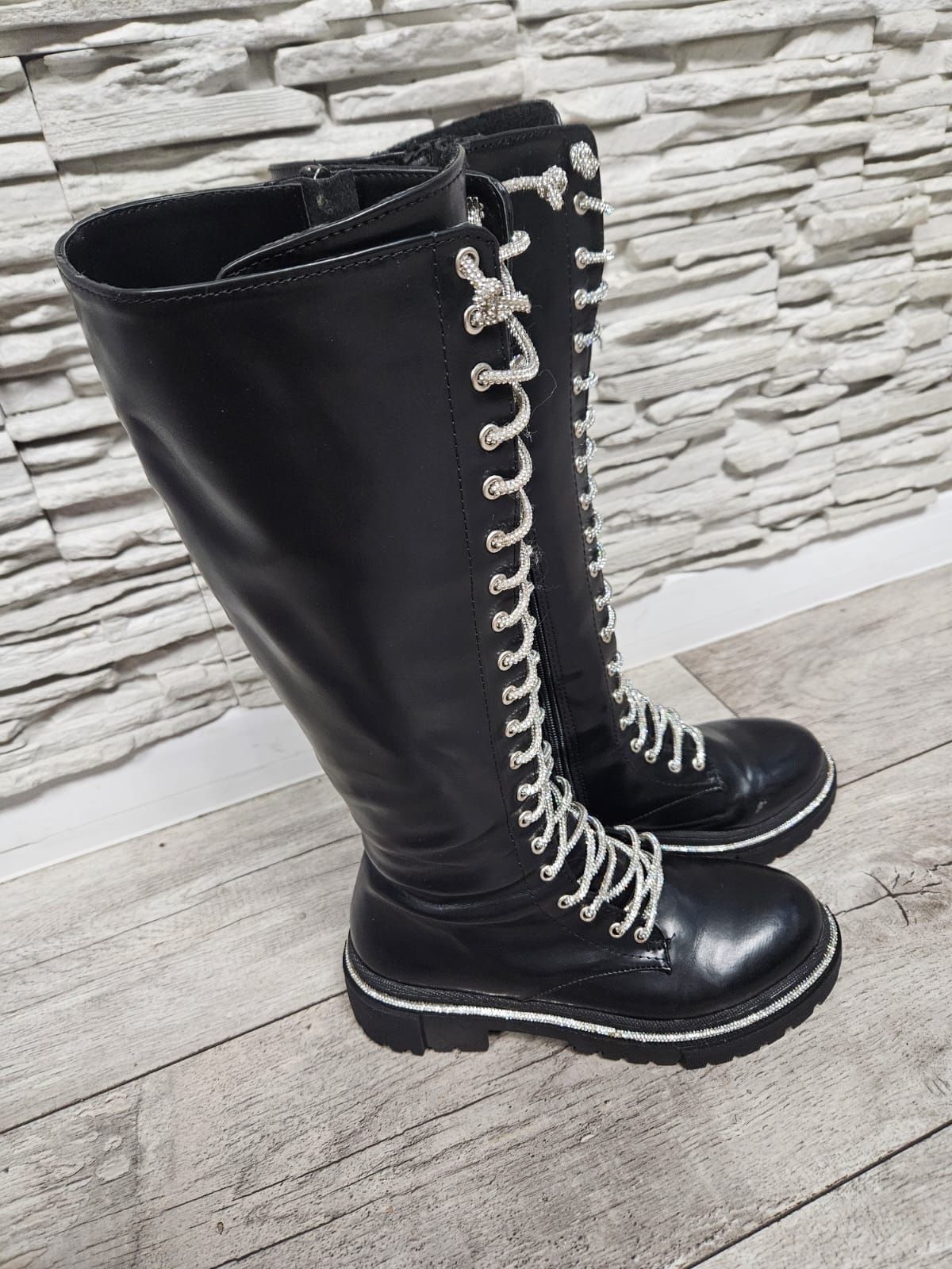 Przepiękne buty kozaki wiązane z zamkiem wysokie rozmiar 37