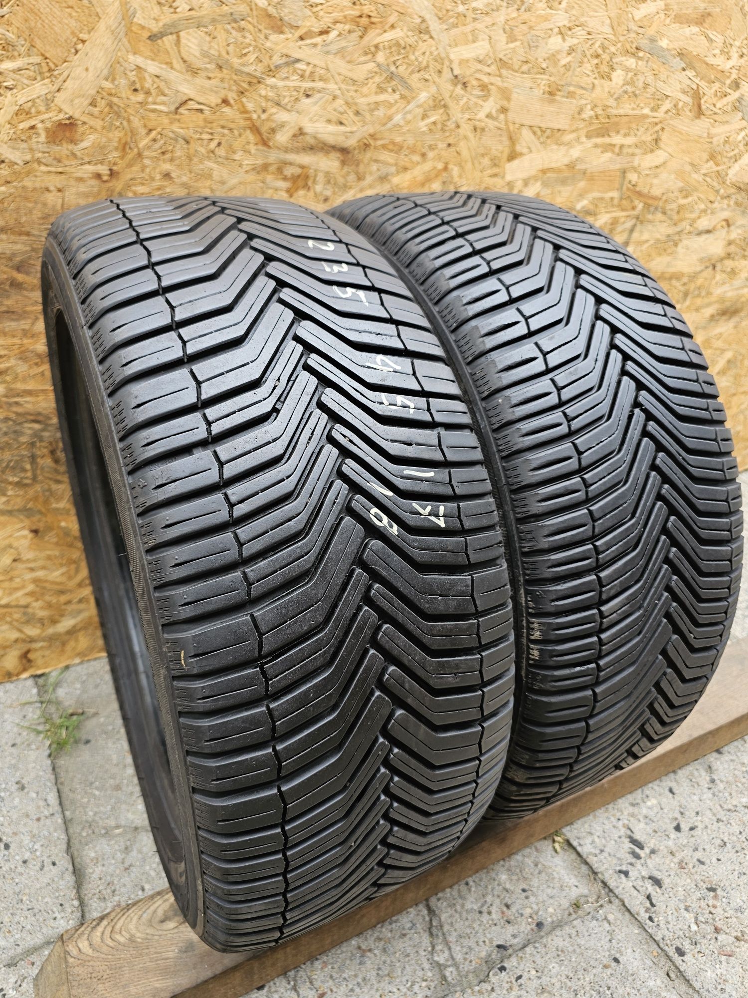 BDB Stan!!  235/45 r17 Michelin Cross Climate. 5018