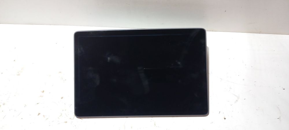 Центральний дисплей Tesla Model 3 монітор