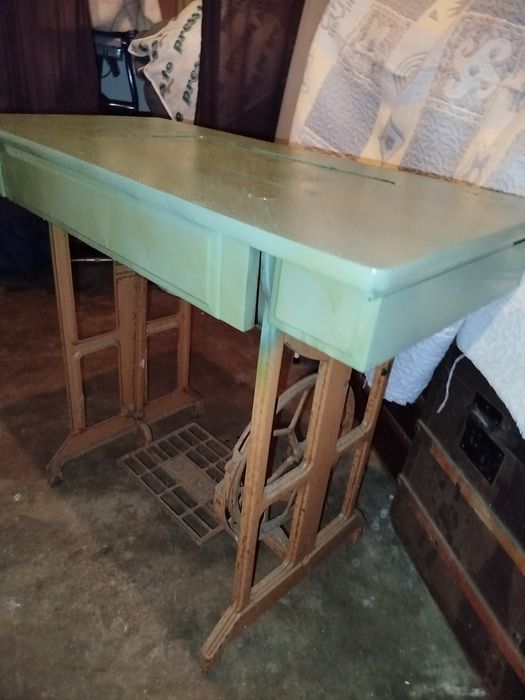 Móvel de máquina de costura