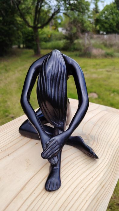 Siedząca kobieta - efekt brązu