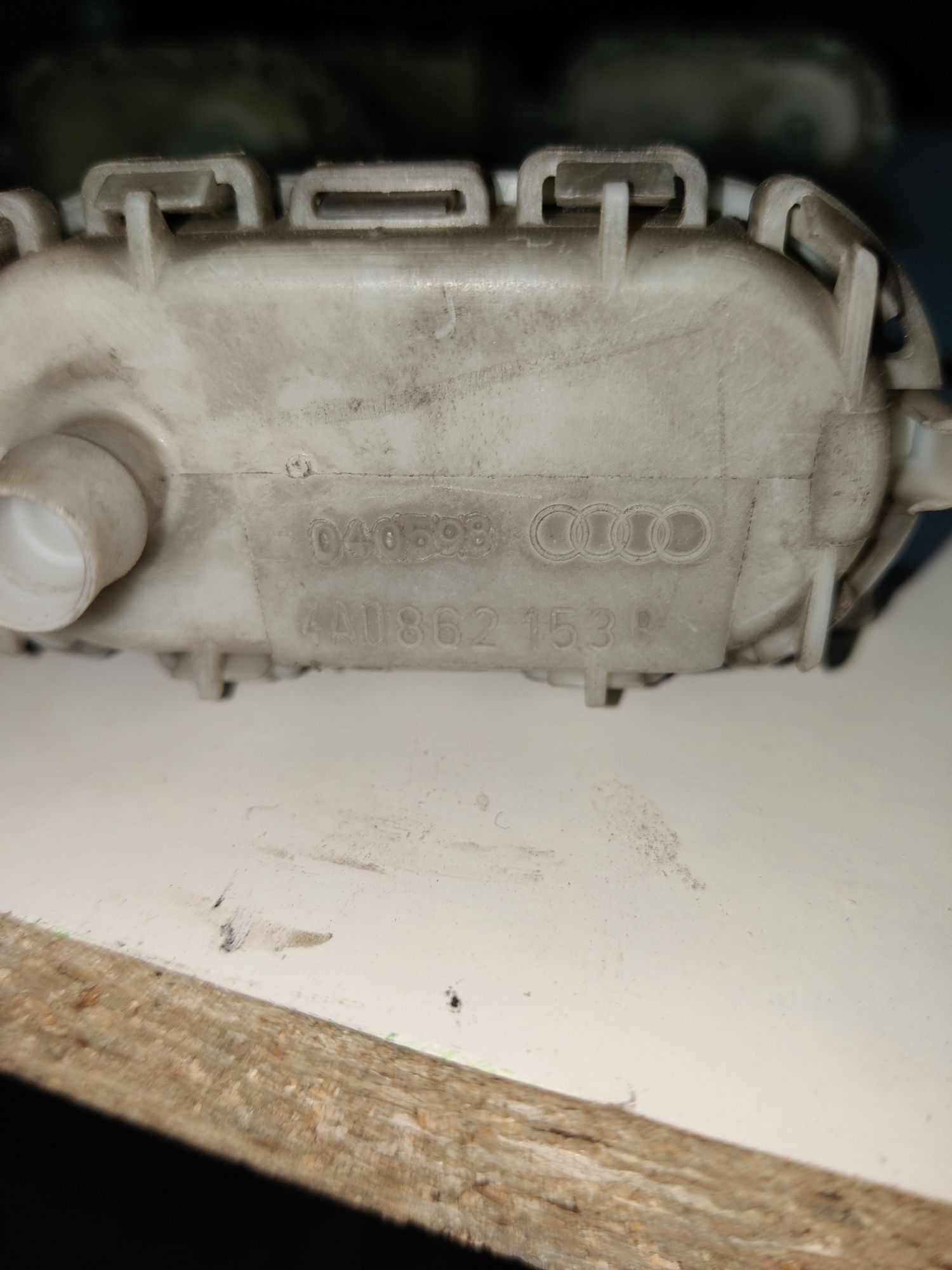 Siłownik centralnego zamka  pompka  Audi A8 D2 A6 C4 c6