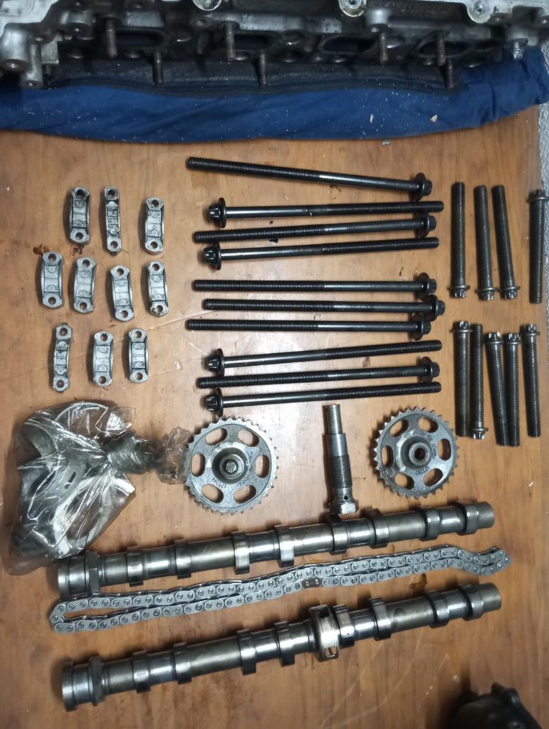 Várias peças de motor Mercedes