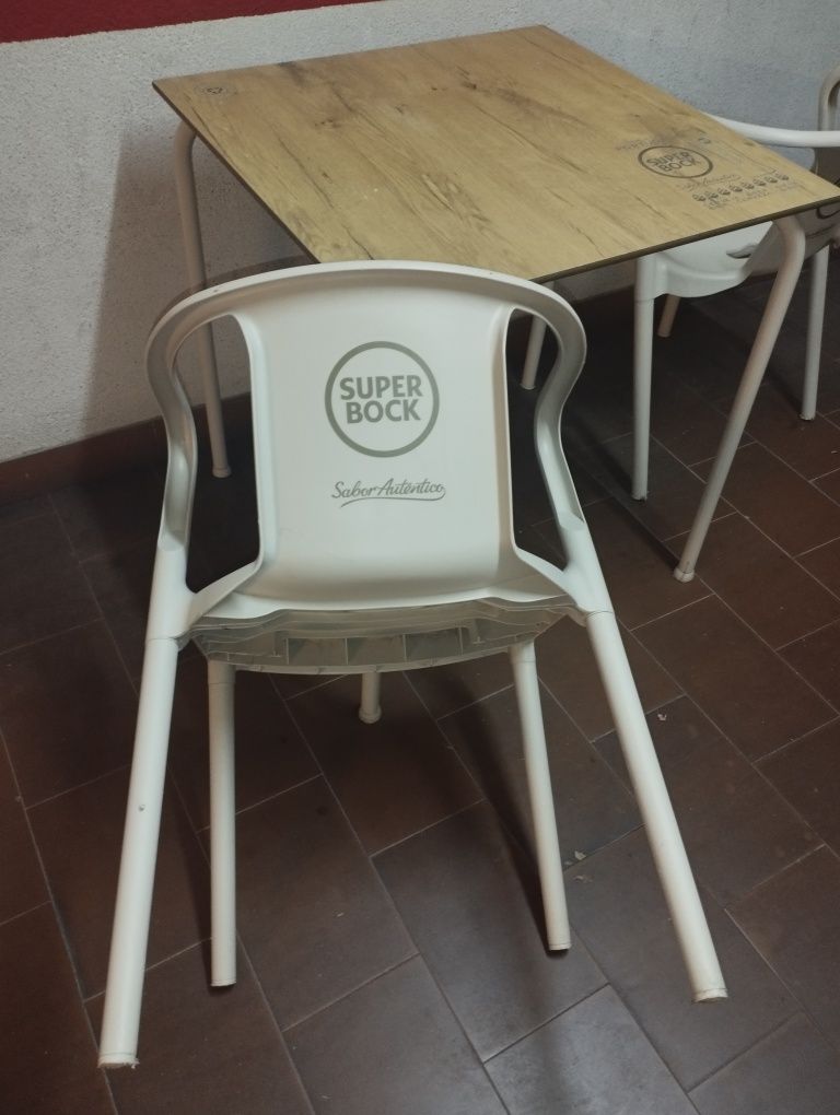 Conjunto mesa e 2 cadeiras