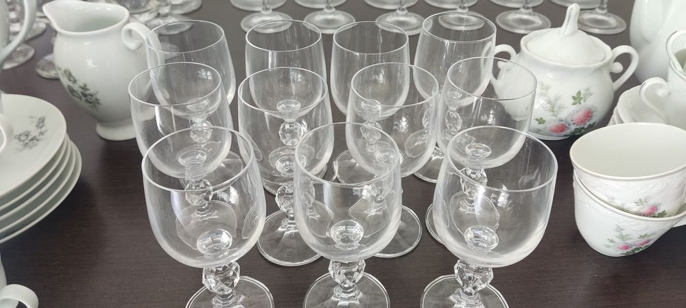 Conjuntos de copos e chávenas antigos.