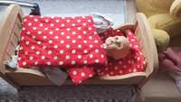 Drewniane łóżko z gadającą lalą