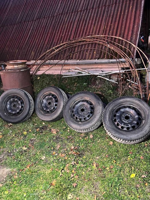 Sprzedam koła z stalowe  z kołpakami. Opony 215/60 R16