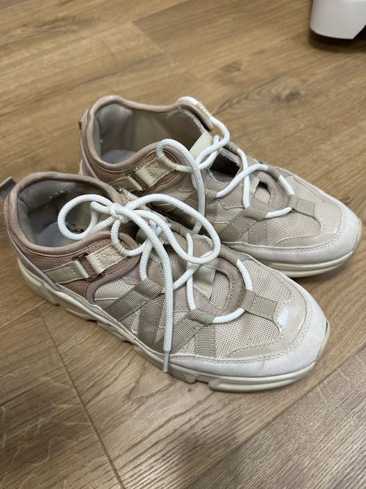 Кросівки жіночі