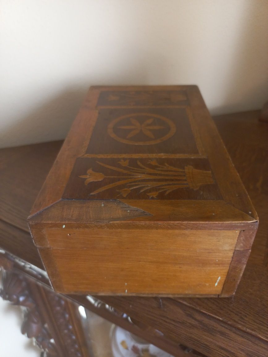 Stara, przedwojenna drewniana szkatułka, intarsje