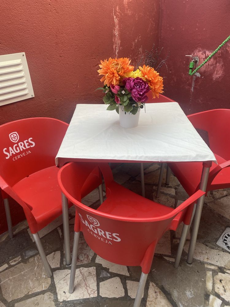 Para sair já. Mesa da sagres com 6 cadeiras