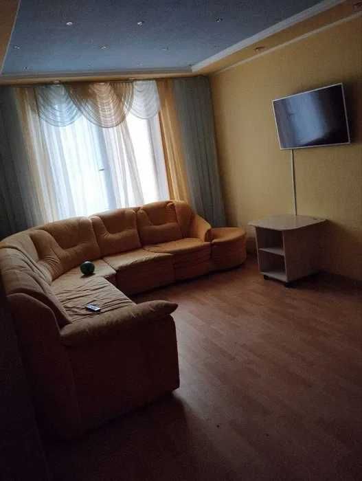 Продаю 3-к кв. метро Спортивная, Защитников Украины,  Конный рынок