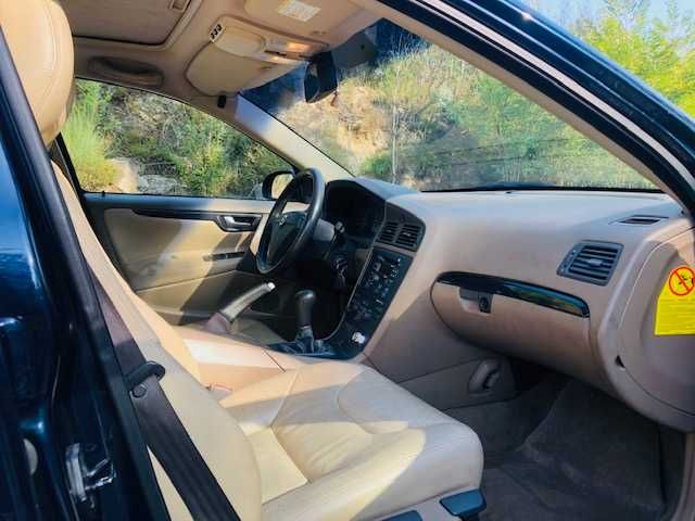 viatura de elevada qualidade, muito seguro e prazer de condução.