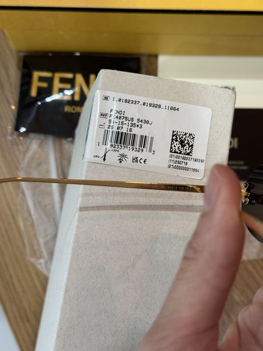 В наяності окуляри Fendi