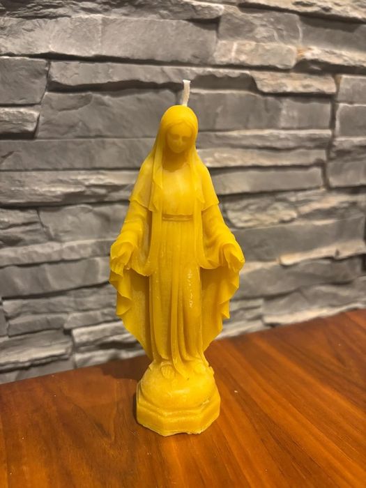 Ręcznie wykonana świeca z wosku pszczelego – figura Matki Bożej