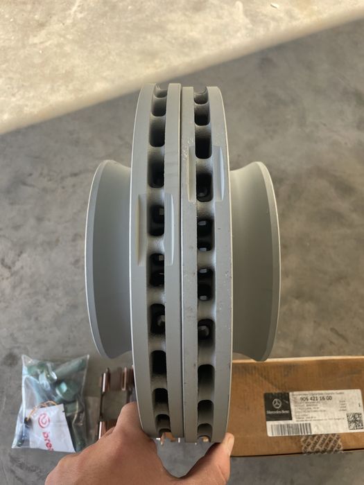 Комплект гальма перед колодки тормозні диски датчики w906w907 Sprinter