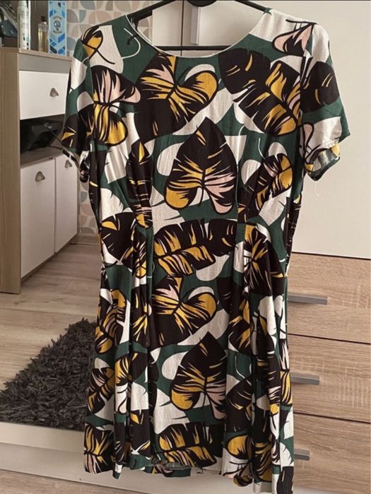 Sukienka w motywy kwiatowe/liściowe