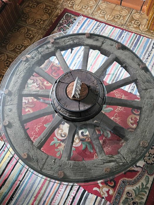 Mesa antiga de centro com roda de carroça - Antiguidade