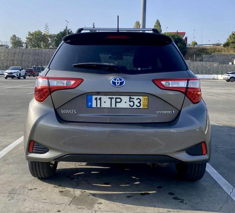 Toyota Yaris Hibrido Square Collection