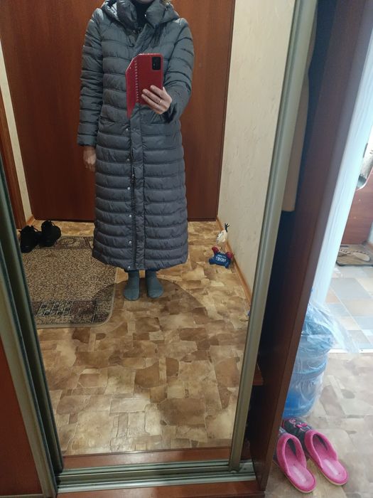 Продам пуховик в сірому кольорі.