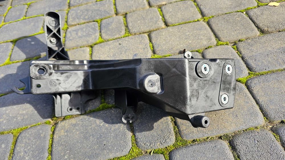 Mocowanie Lampy Wspornik Ślizg pod Lampe Prawy Jeep Grand Cherokee WK2