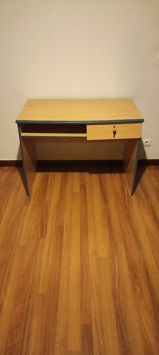 Cama + Colchão (90x190) + Mesinha de cabeceira + Escritório