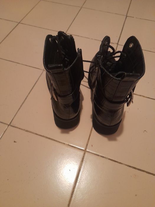 Botas de senhora pretas com atacadores.