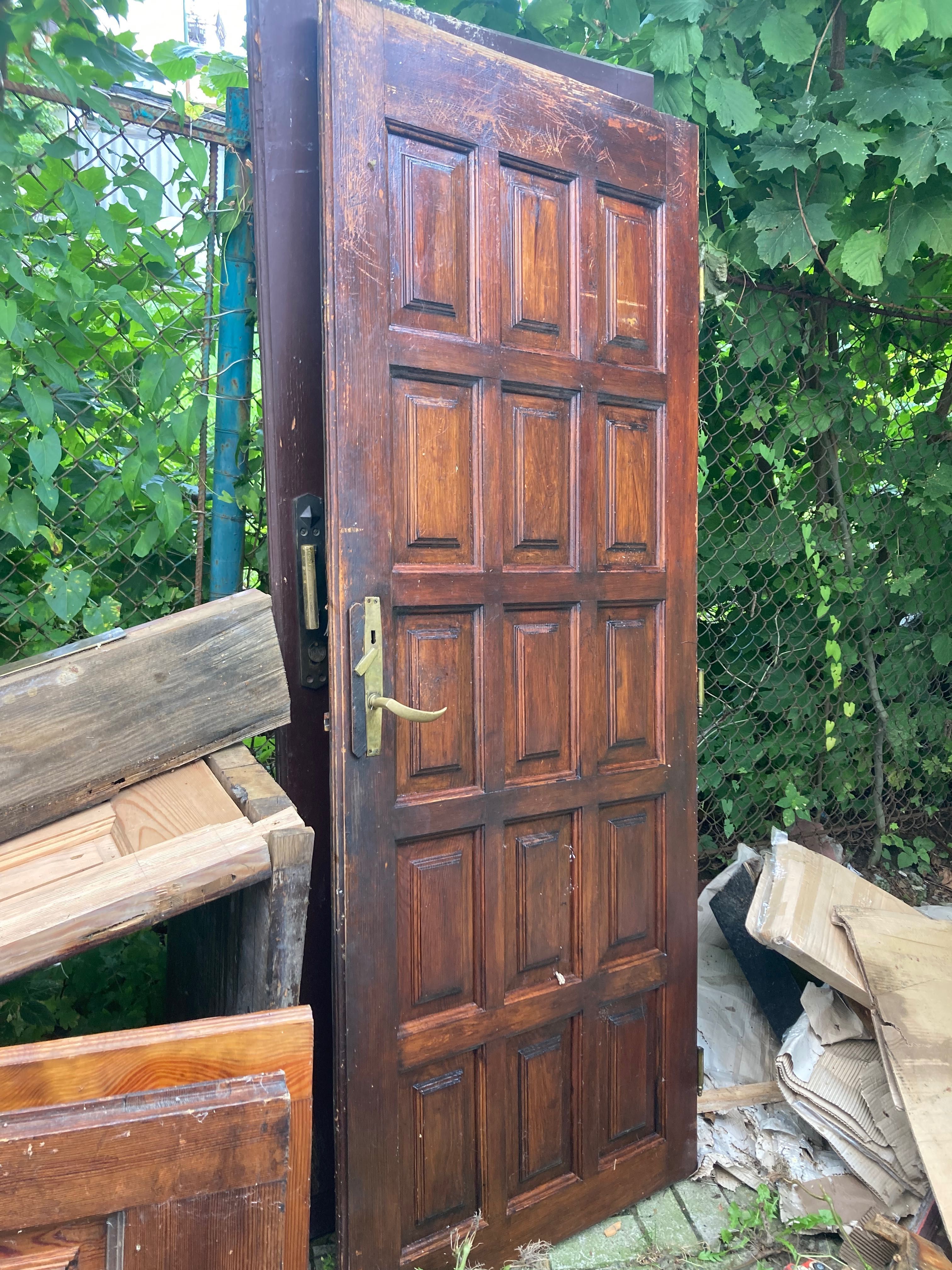 Двері деревяні з латунними елементами