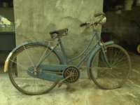 Bicicleta pasteleira antiga senhora