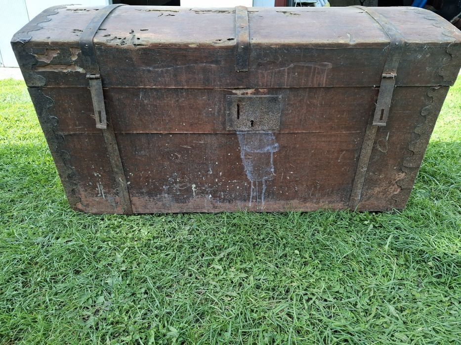 Zabytkowy kufer z okuciami