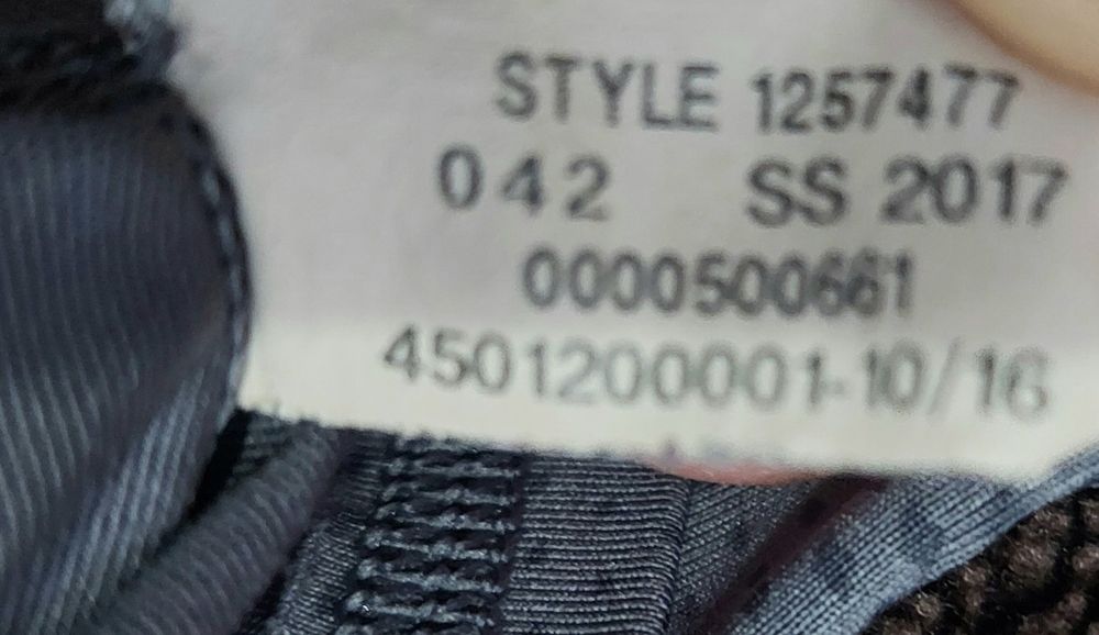Футболка фірми under armor оригінал 

Розмір по бірці: XL /S

Привезен