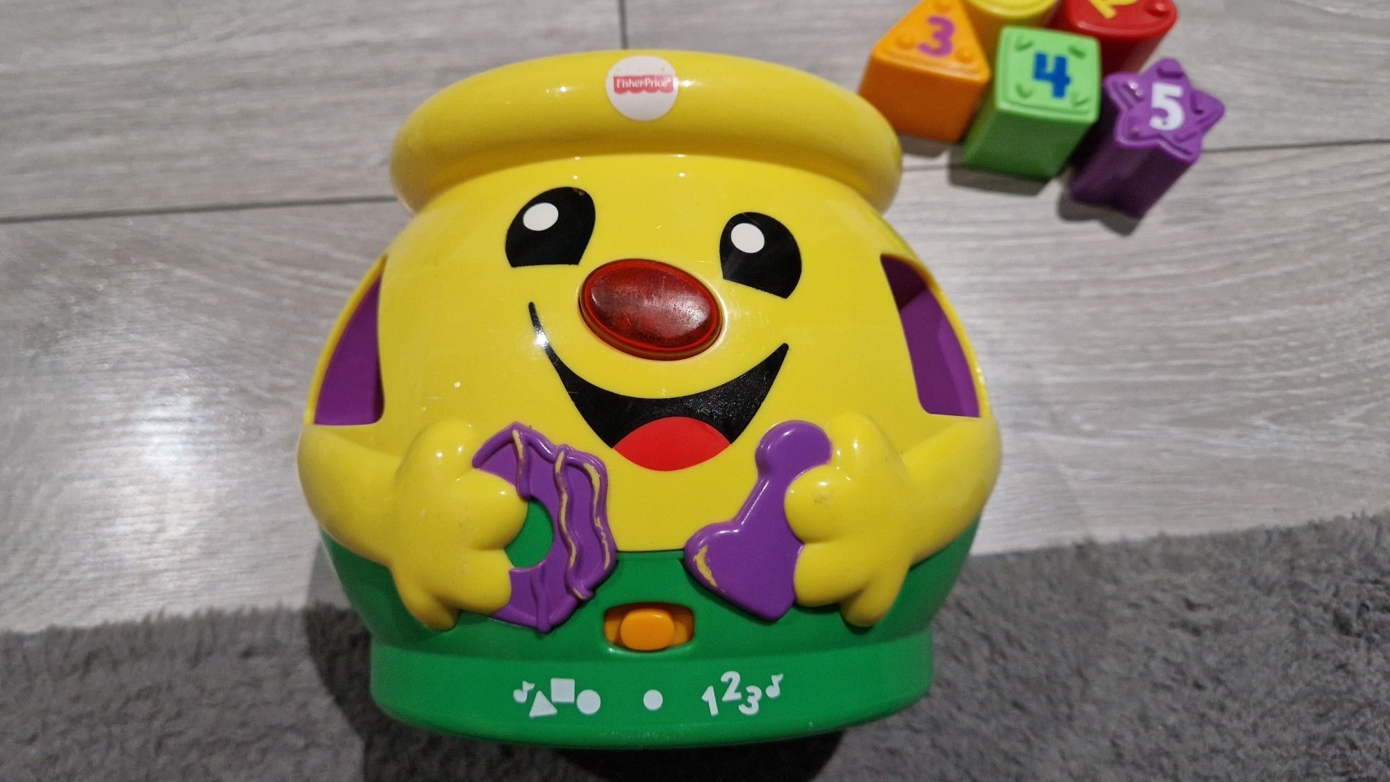 Garnuszek na klocuszek Fisher Price