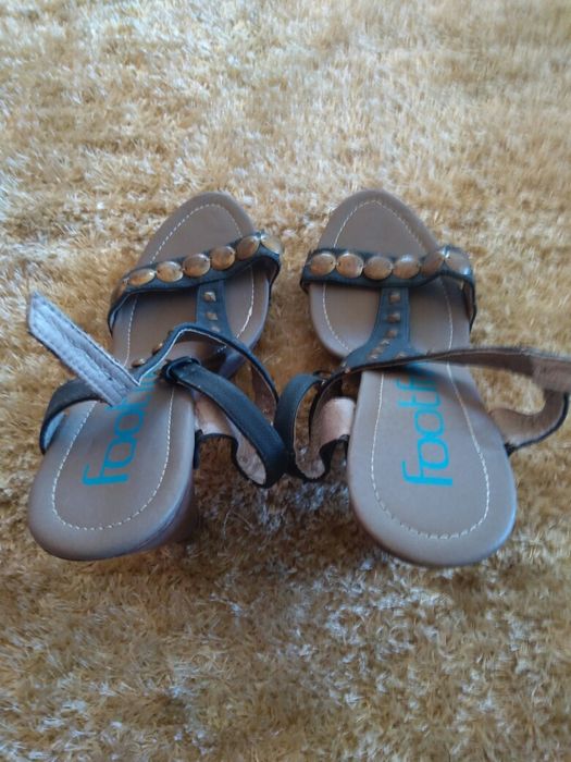 Sandálias (Foreva) e outra Marca n.39