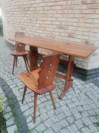 Drewniany stół z krzesłami w stylu folk