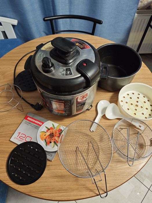 Мультиварка б/в з аксесуарами і рецептами.