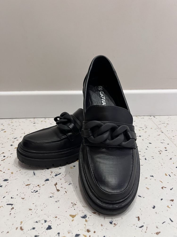 Czarne loafersy damskie