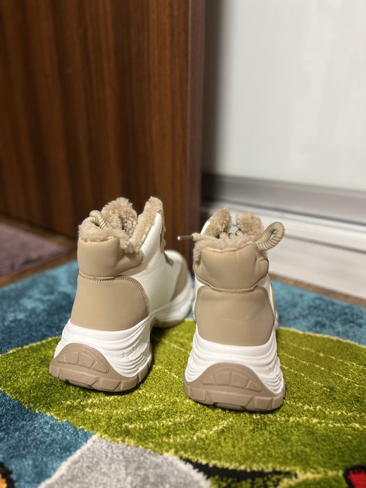 Зимові високі кросівки бежеві , теплі