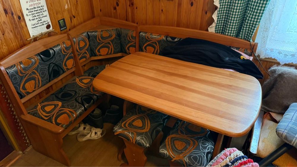 Narożnik ze stołem i krzesłami