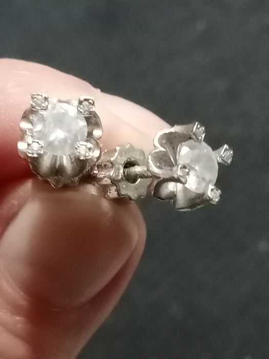 Серебряные серьги.