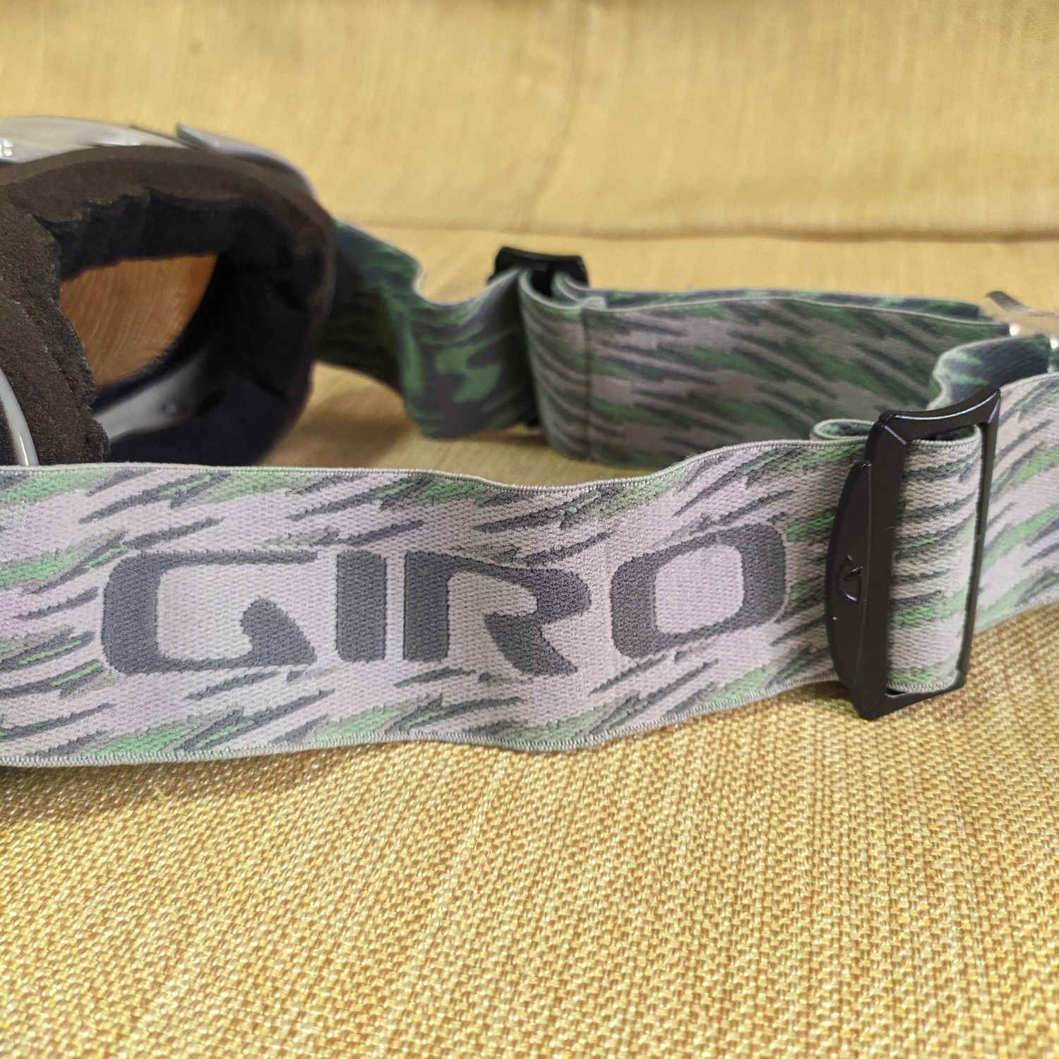 Окуляри для зимового туризму GIRO.  Сонцезахисні окуляри з відеокам.
