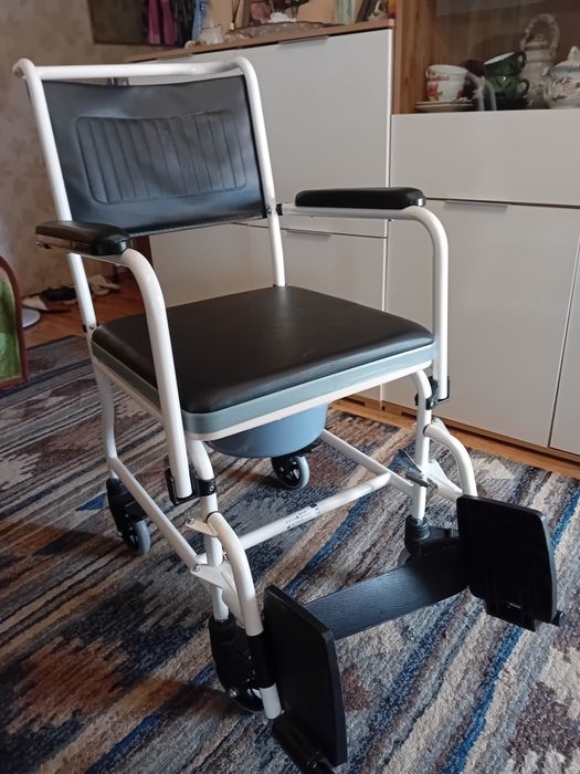 Wózek inwalidzki toaletowy z hamulcami krzesło sanitarne