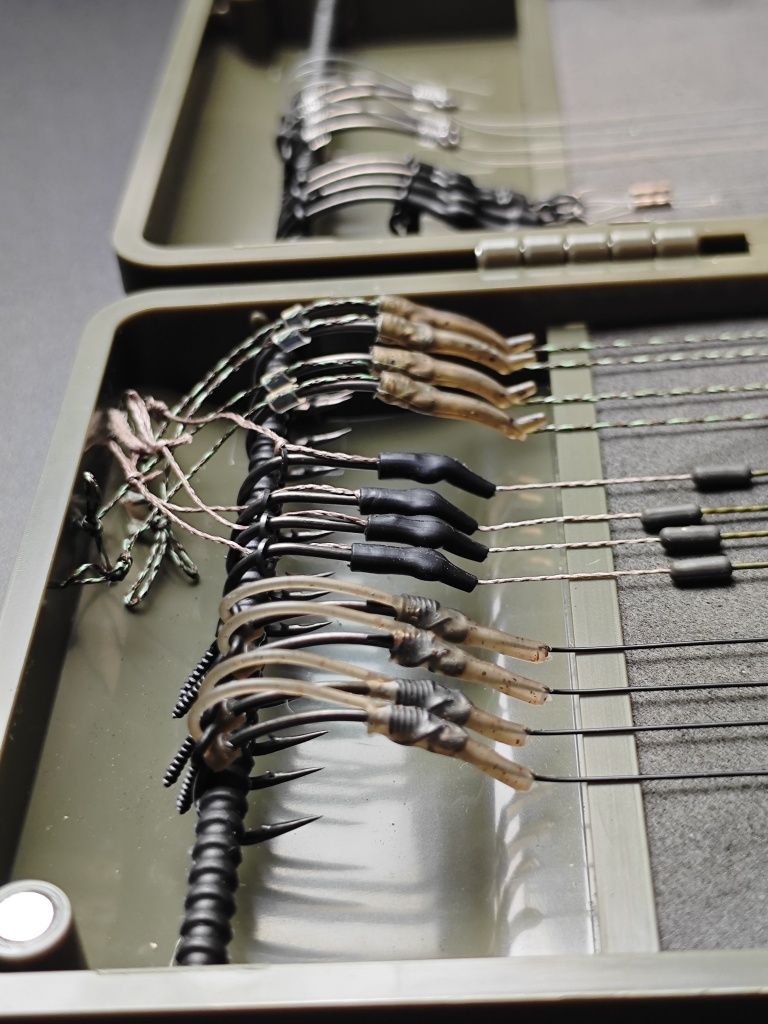 Piórnik pudełko Rigbox+ 20 sztuk przyponów karpiowych zestaw