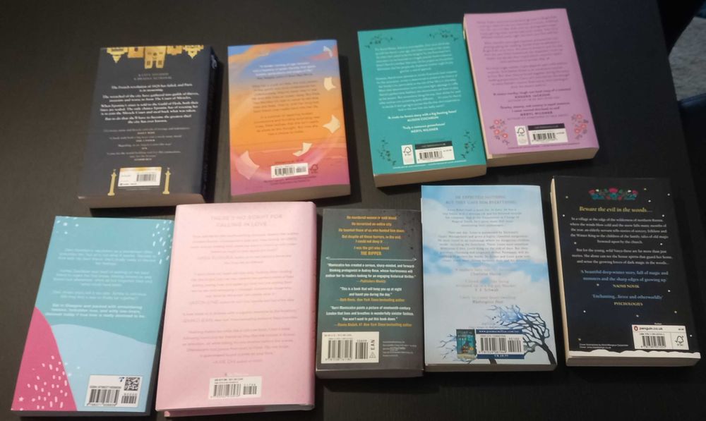 Vários livros em inglês (Ashley Herring Blake, TJ Klune, etc)