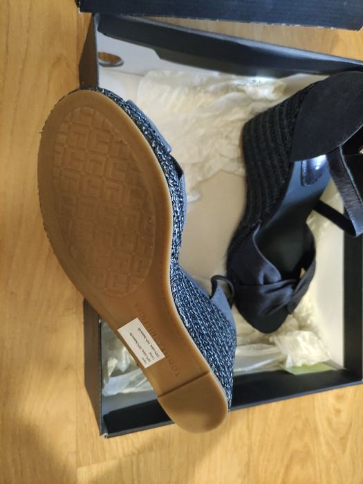 Літні босоніжки Tommy Hilfiger, нові, розмір 39-40
колір синій