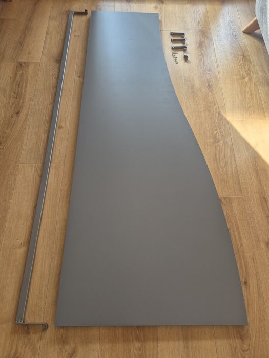 Blat biurka pod łóżkiem Svarta z Ikea