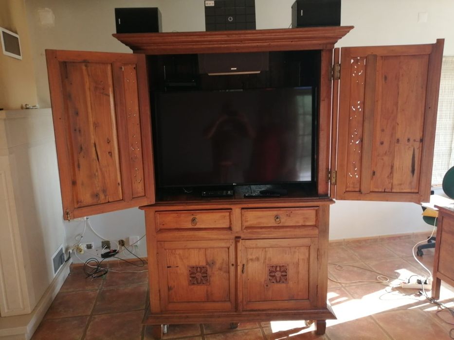 Armário com 4 portas e 2 gavetas