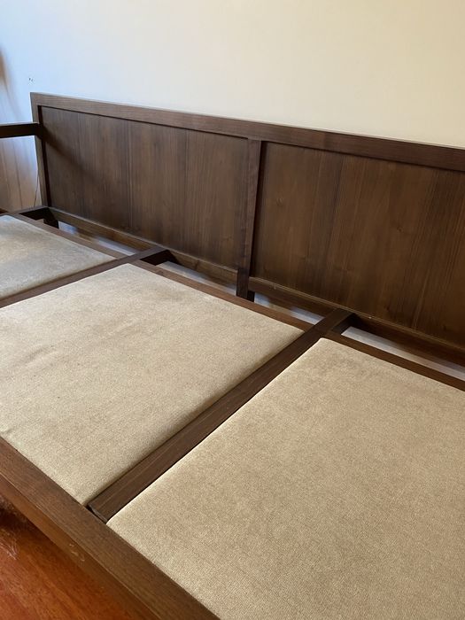 Sofa de madeira em bom estado